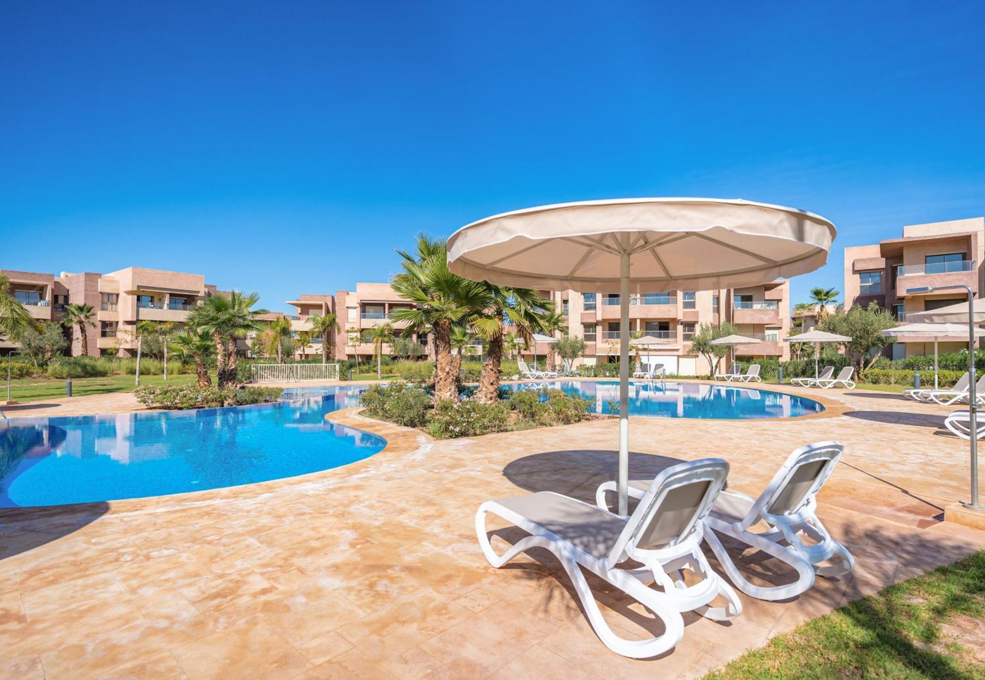 Relax Front Of Pool - Golf- Fiber Optic Apartment